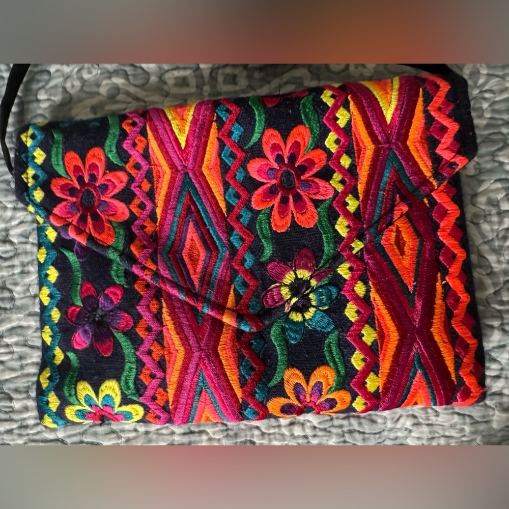 Fun, multicolor, vibrant purse, cross body. Snap closure in front! - Picture 5 of 9